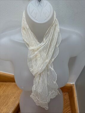 VTG -inspired, romantic, Edwardian-style oblong neck scarf/cravat.
